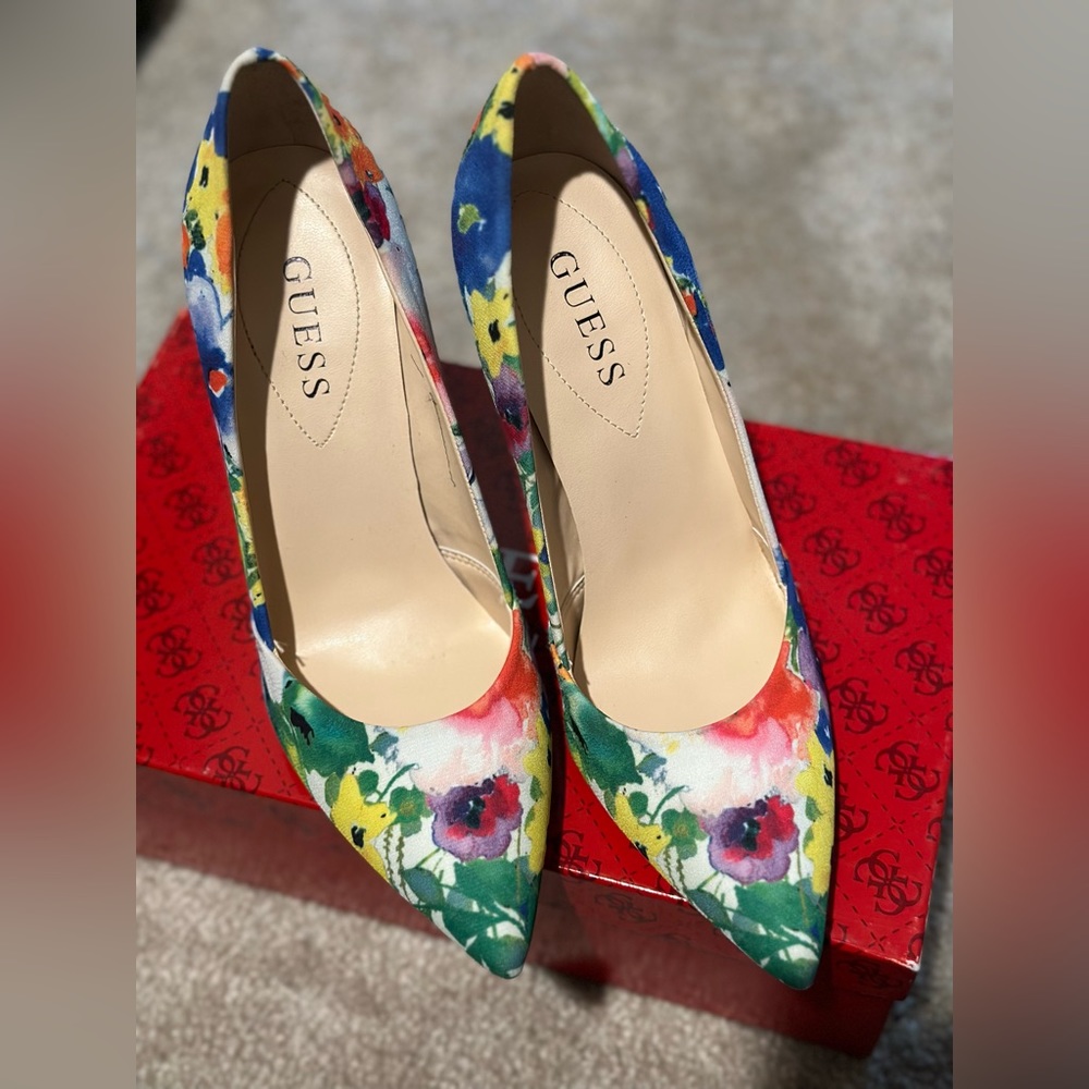 Like new Guess floral 4 inch pumps.